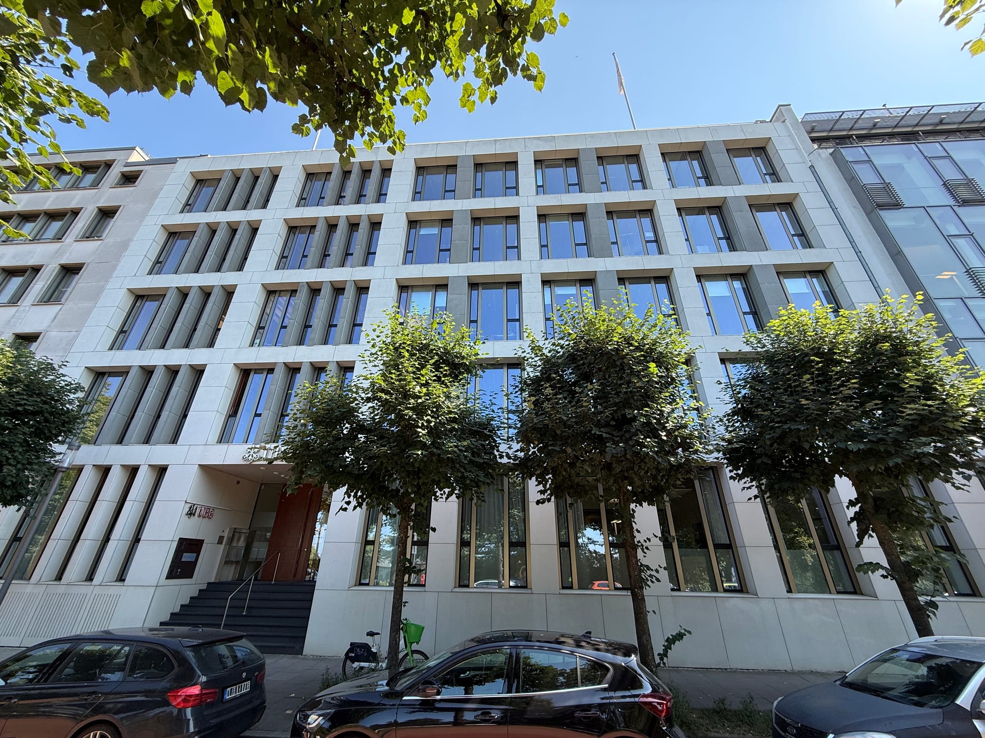 Straßenansicht mit Bäumen