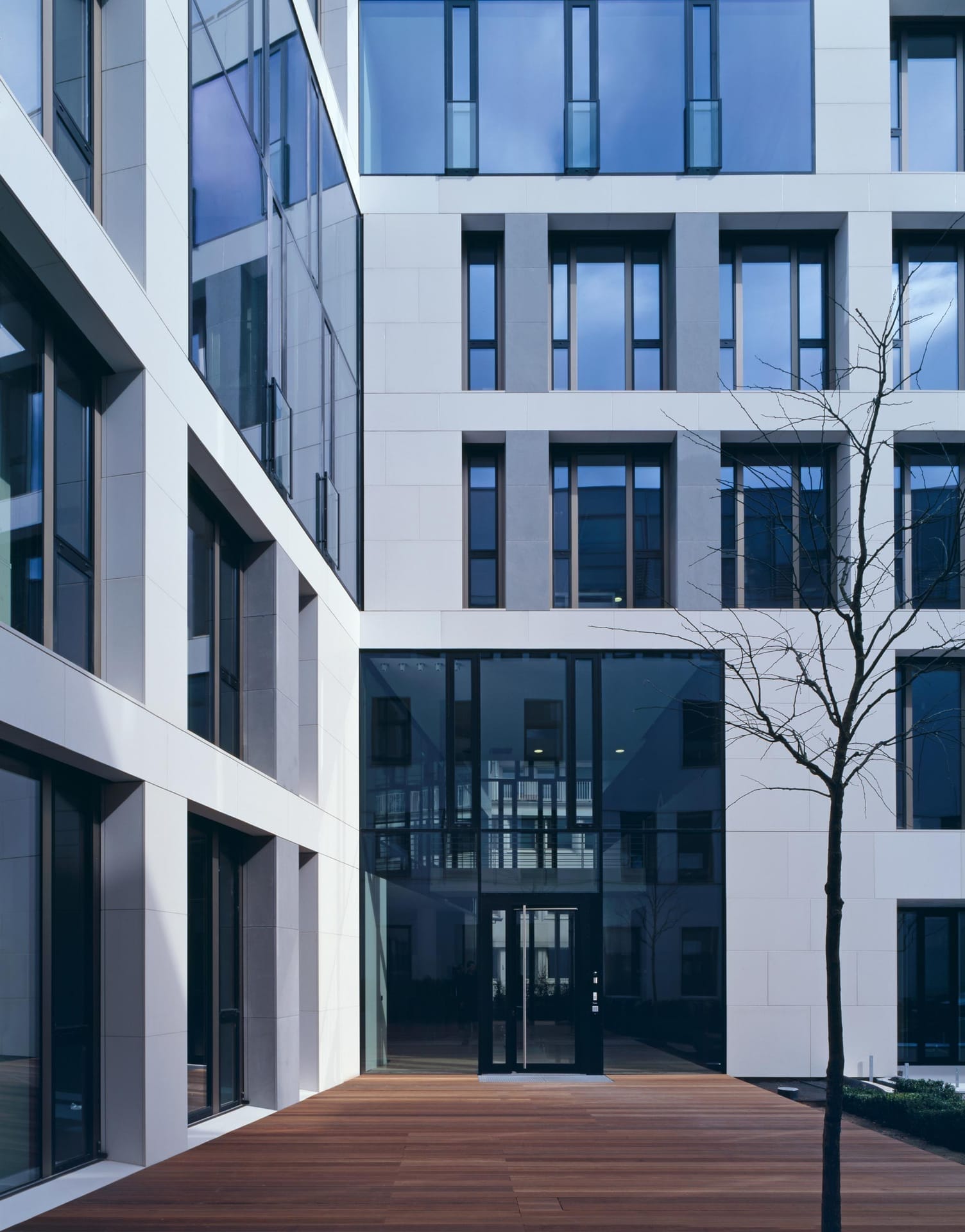 Innenhof-Ecke mit Holzdeck