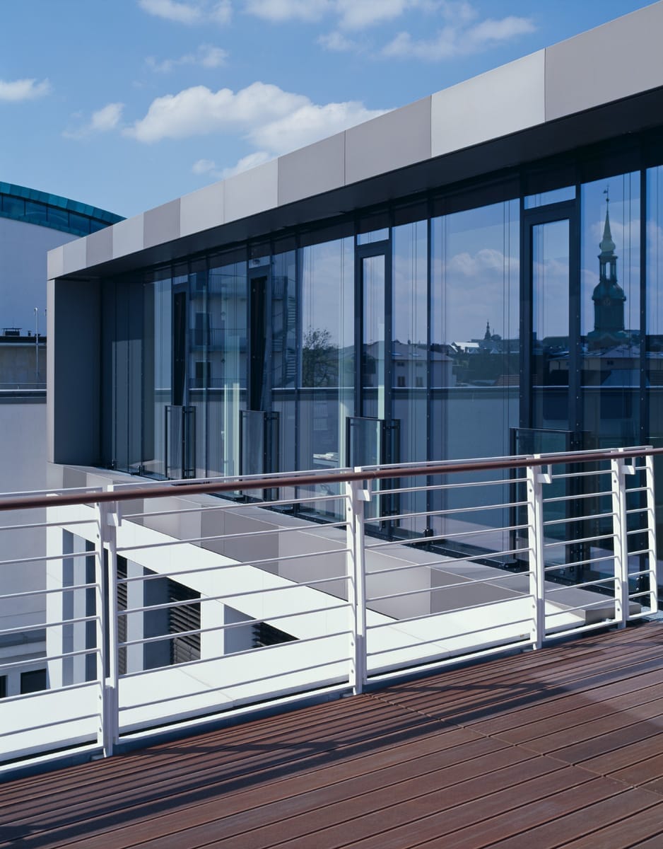 Dachterrasse mit Glasfassade